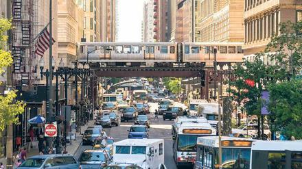 Downtown Chicago. 250 Millionen Autos sind in den USA zugelassen. Außerhalb der Zentren gibt es kaum öffentlichen Nahverkehr.