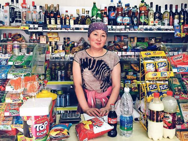Postsowjetisch. Verkäuferin eines Kiosks mit westlichen Lebensmitteln.