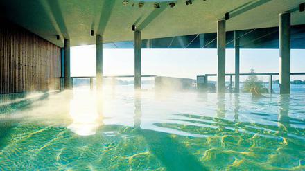 Totale Entspannung: das dampfende Schwimmbad der Fontane-Therme in Neuruppin mit Blick auf den Ruppiner See. 