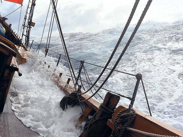 Überrollt. Ein Brecher ergießt sich im Südatlantik über Arved Fuchs’ Expeditionsschiff Dagmar Aaen. 