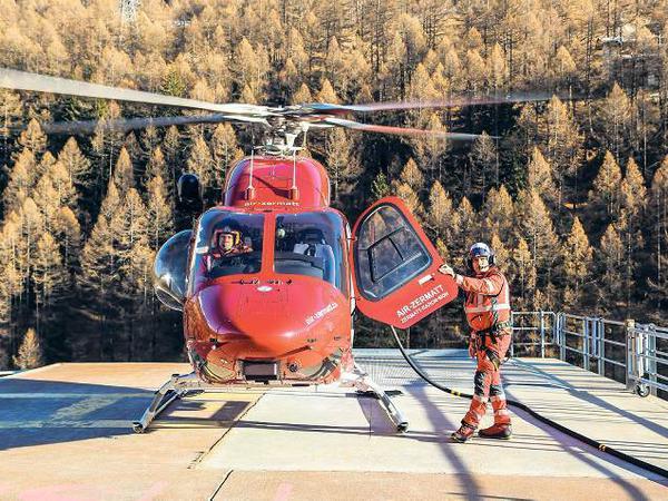 Dauerdienst. Die rot-weißen Helikopter gehören zum Zermatt wie das Matterhorn und die Edelboutiquen.