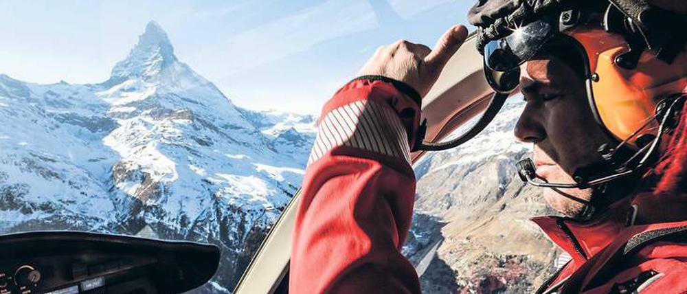 Gipfelstürmer. 1968 hatte der Apotheker Beat Perren die Idee, einen Hubschrauber in Zermatt zu stationieren, der Verletzte ausfliegen sollte.