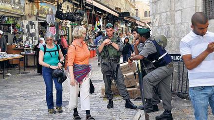 Erstkontakt. Touristen und Militär in Jerusalem.