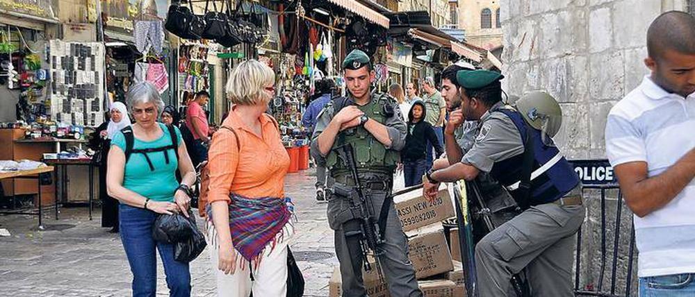 Erstkontakt. Touristen und Militär in Jerusalem.