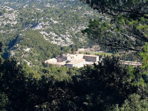 Auf Mallorca herrscht ganzjährig mildes Klima – als angenehmste Reisezeit gilt der Frühling. Im Bild das Kloster Lluc von oben. 
