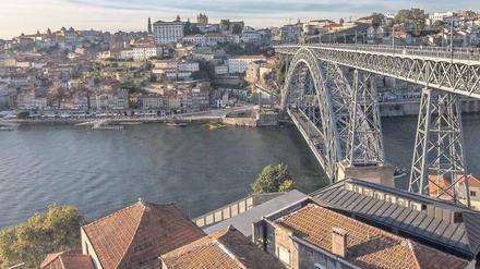 Hingehen. Die Bogenbrücke Dom Luís I. wurde nach dem portugiesischen König benannt, der 1886 das Bauwerk einweihte.