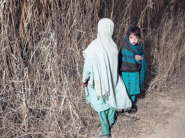 Bei einer nächtlichen Patrouille in Afghanistan 2011 tauchten plötzlich die beiden Mädchen auf – wie aus dem Nichts.