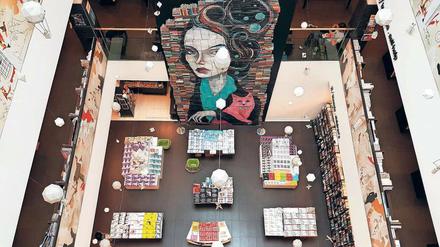 Manila. Die Skulptur im Atrium des „Fully Booked“ hat Künstler Mike Stelkey aus über 3000 gebrauchten Büchern erschaffen.