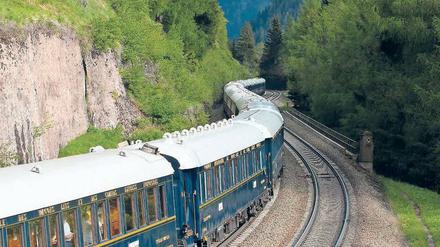 Wohnen auf Rädern. Der Venice Simplon-Orient-Express schnauft durch die Alpen.
