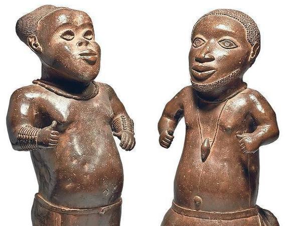 Die zwei Hofzwerge aus dem Königreich Benin (im heutigen Nigeria) stammen aus dem 14./15. Jahrhundert.