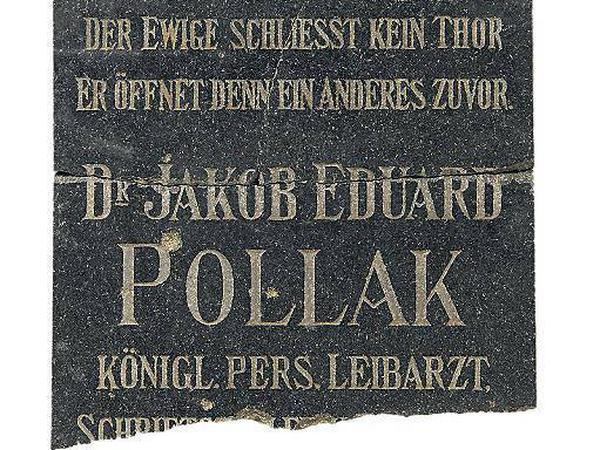 Der Originalgrabstein von Jakob Eduard Polak lag auf dem Wiener Zentralfriedhof auf dem Müll. 