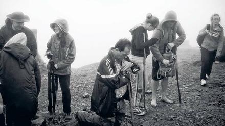 Irland. Pilger haben den Gipfel des Bergs Croagh Patrick an der Westküste erreicht.
