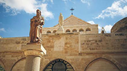Eine Figur des heiligen Hieronymus steht am 19.10.2016 auf einer Stele im Innenhof der Geburtskirche in Bethlehem. 