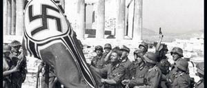 Väterland. Deutsche Soldaten hissen 1941 die Hakenkreuzfahne auf der Akropolis. Die Zahl der „Wehrmachtskinder“ kann nur geschätzt werden. 