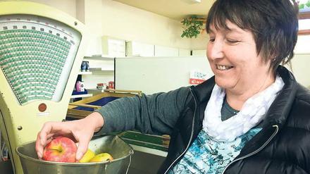 Die letzten Äpfel einer Ära. Im „Löffelhäusle“, so nannten die Hofsgrunder ihr Lebensmittelgeschäft, versorgt Marion Lorenz ein letztes Mal einen Kunden mit Obst.