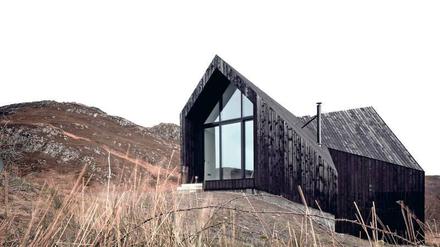 Aus dem angekokelten Holz entstehen Häuser, wie hier in Schottland.
