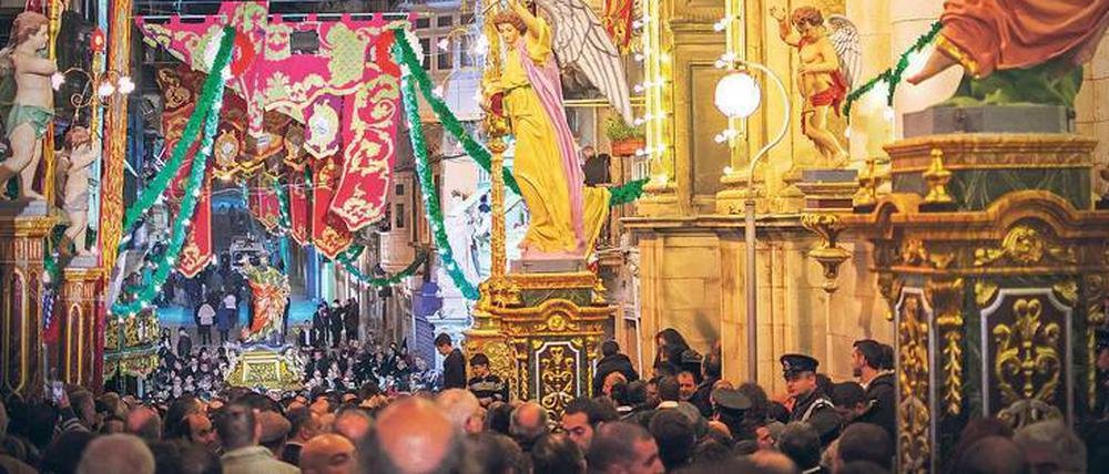 Schöner Schein. Feuerwerk, Menschenmengen und barocke Heiligenfiguren – wenn Malta feiert, gibt es kein Zuviel. 