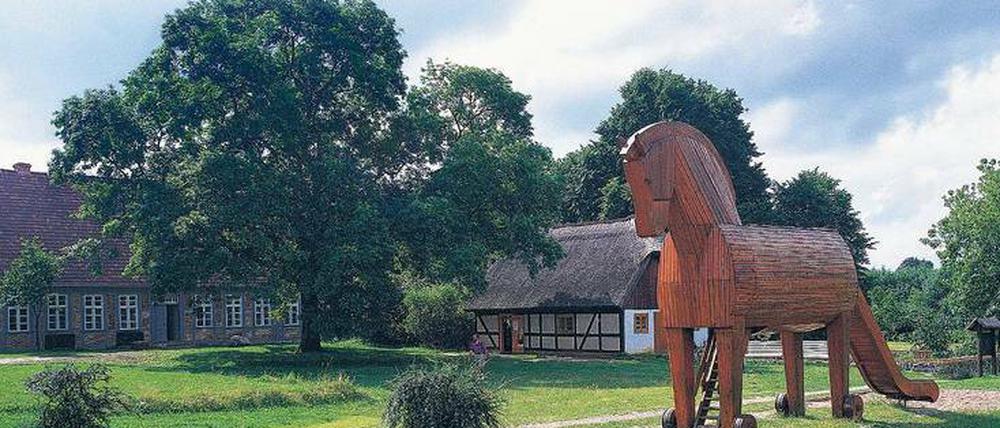 Im beschaulichen Ankershagen erinnert ein Nachbau des mythischen Pferdes an den berühmtesten Sohn des Dorfes.