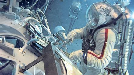 Unter Wasser. Im Hydrolaboratorium trainieren Kosmonauten Außenreparaturen an Raumschiffen in der Schwerelosigkeit.