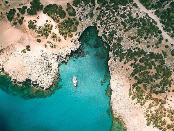 Urlauber auf Zypern erholen sich in der Blauen Lagune.