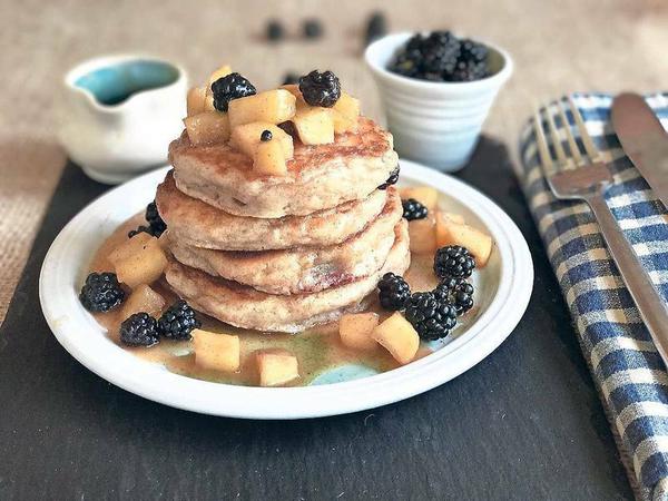 Etwas Besonderes: American Pancakes mit Brombeeren zum Frühstück. 