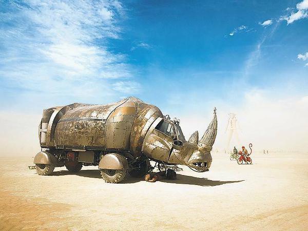 Das Foto wurde bei Burning Man Festivals aufgenommen und stammen aus dem Bildband „Dust to Dawn“ von Philip Volkers (Kehrer Verlag). 