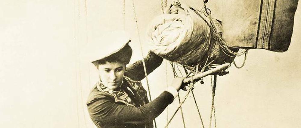 Sprung ins Glück. Das Bild zeigt Käthe Paulus im Jahr 1890, kurz vor einem beherzten Sturz in die Tiefe. 