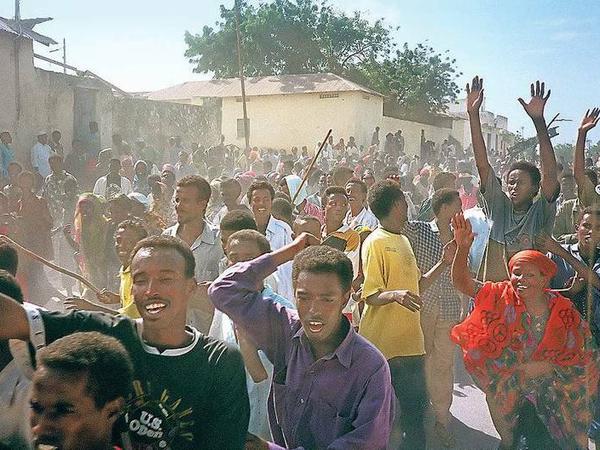 Eine Menschenmenge in Mogadischu jubelt über den Tod der US-Soldaten. Mehr als 1000 Somalis kamen bei dem Gefecht um.