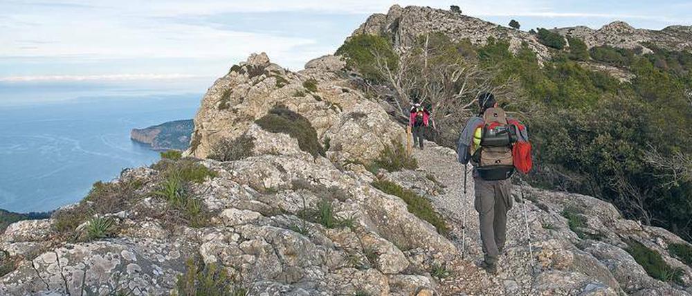 Beim Wandern auf Mallorca schaden Hilfsmittel nicht, feste Schuhe sind ein Muss. Der Weg der Insel weg vom Proleten-Image ist ebenfalls steinig. 