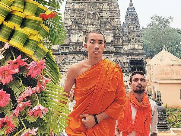 Orange ist das neue Schwarz. Besucher und Mönche im Mahabodhi-Tempel tragen die Farbe des Buddhismus. 