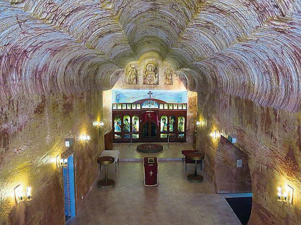 Berg versetzt. Die serbisch-orthodoxe Kirche füllt nun den Raum, wo sich einst Tunnelmaschinen einfrästen.