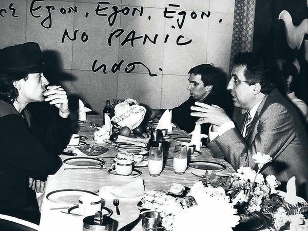 Foto aus den 80ern von Udo Lindenberg (rechts) und Egon Krenz (links) mit aufmunternder Widmung: "Egon, keine Panic".