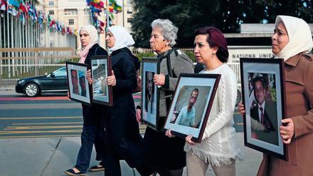 Erinnert. Fadwa Mahmoud, Mitte, demonstriert mit anderen Frauen in ganz Europa, um auf das Schicksal der Verschwundenen hinzuweisen. 
