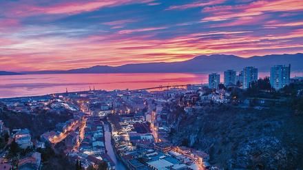 Blick auf Rijeka mit Hafen und Mittelmeer.