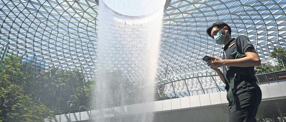 Spektakuläre Ansicht. Der Wasserfall im neuen Terminal des Flughafens von Singapur.