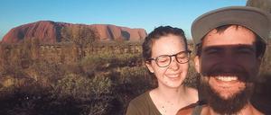 Erst eine Reise durchs Outback, dann der erzwungene Stopp: Kathrin Galanopoulus und ihr Freund vor dem Ayers Rock.