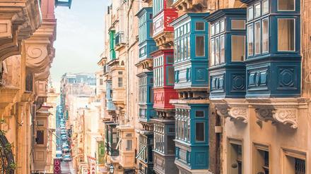 Die bunten Balkone gehören zu den Wahrzeichen von Valletta, der Hauptstadt von Malta.