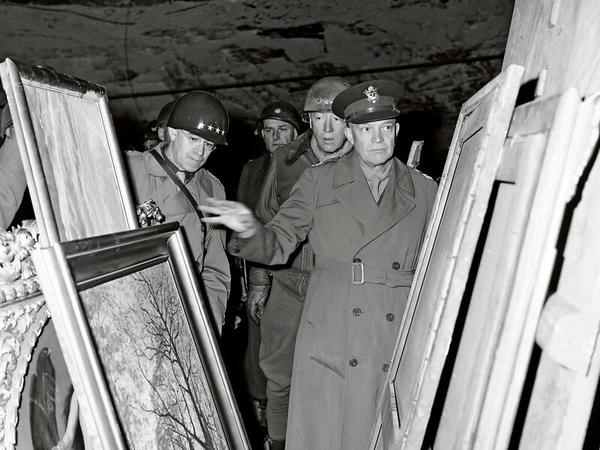 Der Oberkommandierende. General Eisenhower (rechts) inspizierte persönlich den Schatz im Bergwerk. 