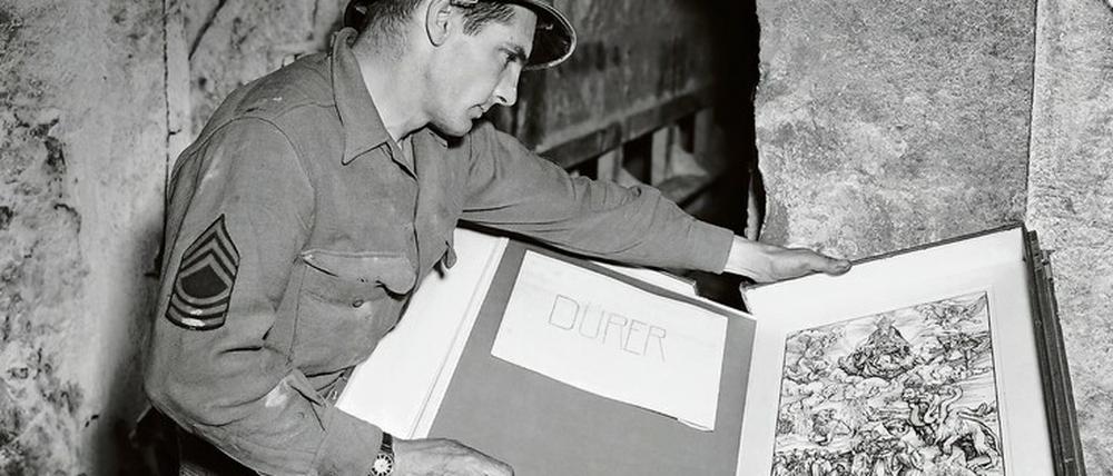 Kunst im Bergwerk. Ein US-Sergeant inspiziert einen Dürer-Druck.