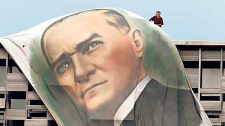 Übervater mit Krawatte. Ein Atatürk-Plakat am Taksim-Platz in Istanbul.
