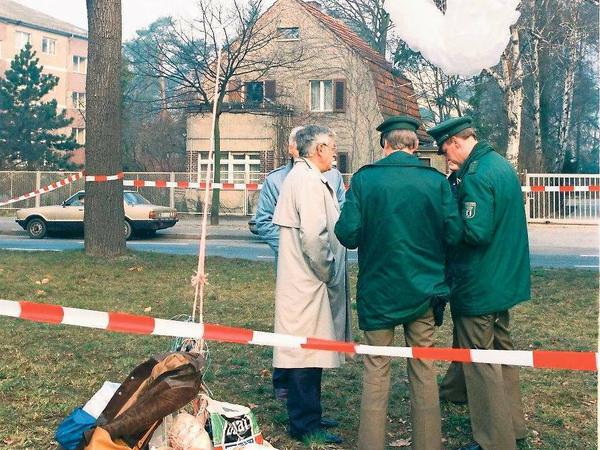 In Zehlendorf sicherte die Polizei Spuren am 8. März 1989. Die Ballonhülle hatte sich in einem Baum verfangen.