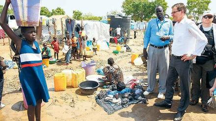 Entwicklungshilfeminister Gerd Müller im Flüchtlingscamp Tomping im Südsudan.