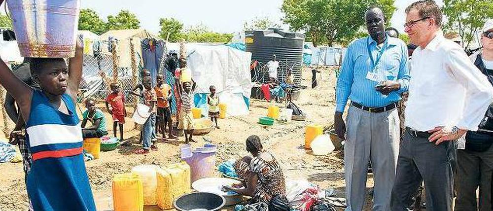 Entwicklungshilfeminister Gerd Müller im Flüchtlingscamp Tomping im Südsudan.