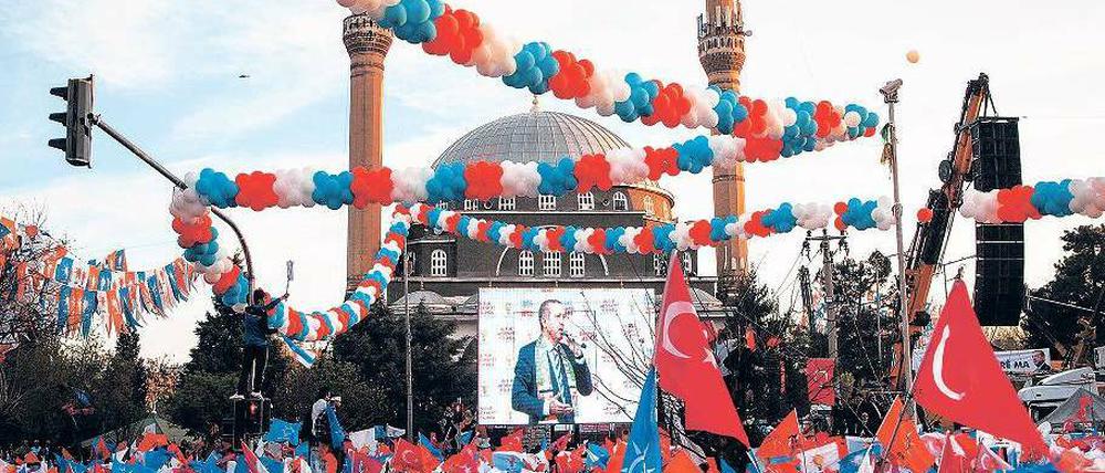 AKP-Anhänger feiern den Erfolg des türkischen Ministerpräsidenten.