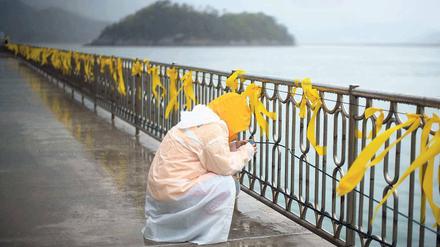 Verblassendes Gelb. Am Hafen von Jindo haben die Menschen Bänder ans Geländer gebunden. Die Farbe symbolisiert in Südkorea Hoffnung.