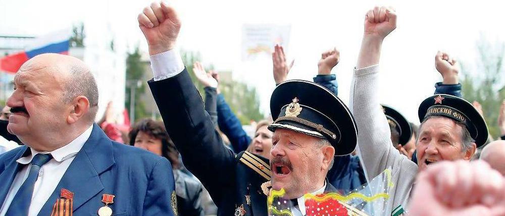 Veteranen jubeln in Donezk bei den Feierlichkeiten zum 9. Mai