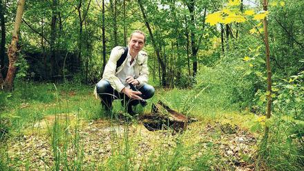 Biologe Carsten Kallasch sucht in einem Bunkerloch bei Erkner nach Spuren von Fledermäusen.