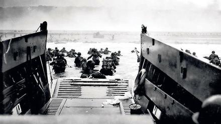 In den Rachen des Todes. So nannte der Fotograf Robert F. Sargent dieses Bild, das aus einem der Landungsboote aufgenommen wurde, die am Morgen des 6. 6. 1944 rund 130000 alliierte Soldaten an die Strände der Normandie brachten. 