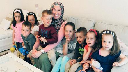 Kinderriegel. Roksana Temiz und ihre Kinder Zeynep, Esma, Ahmed, Malik-Musa, Meryem, Adem, Rana, Zehra (von links). Weiteren Nachwuchs wollen sie und ihr Mann jetzt nicht mehr, sagt Temiz. 