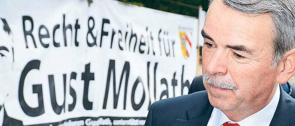 Gustl Mollath, 57, wurde am Montagmorgen vor dem Landgericht Regensburg von seinen Unterstützern begrüßt.